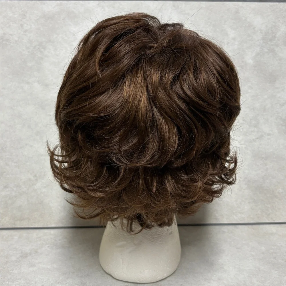 Short Brown Women's Wig - Picture 5 of 13
